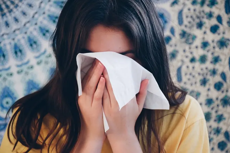 How does the common cold affect the teeth?